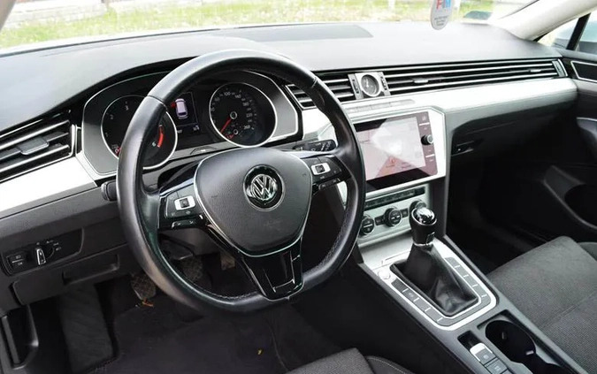 Volkswagen Passat cena 64900 przebieg: 192000, rok produkcji 2018 z Racibórz małe 704